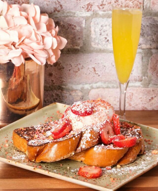 The most delicious thing to ever happen to a weekend. Join us for brunch to try our Strawberry Shortcake French Toast with shortbread cookie crumble and vanilla whipped cream😍  #honeysalt #frenchtoast #weekendbrunch #honeysaltlasvegas #lasvegas #lasvegasdining #lasvegasrestaurant #eatfamous #foodiegram #tastemade #foodbloggers #vegaseats #beautifulfood #beautifuldestinations #travelforfood #vegasfoodie #farmtotable #eatlocal