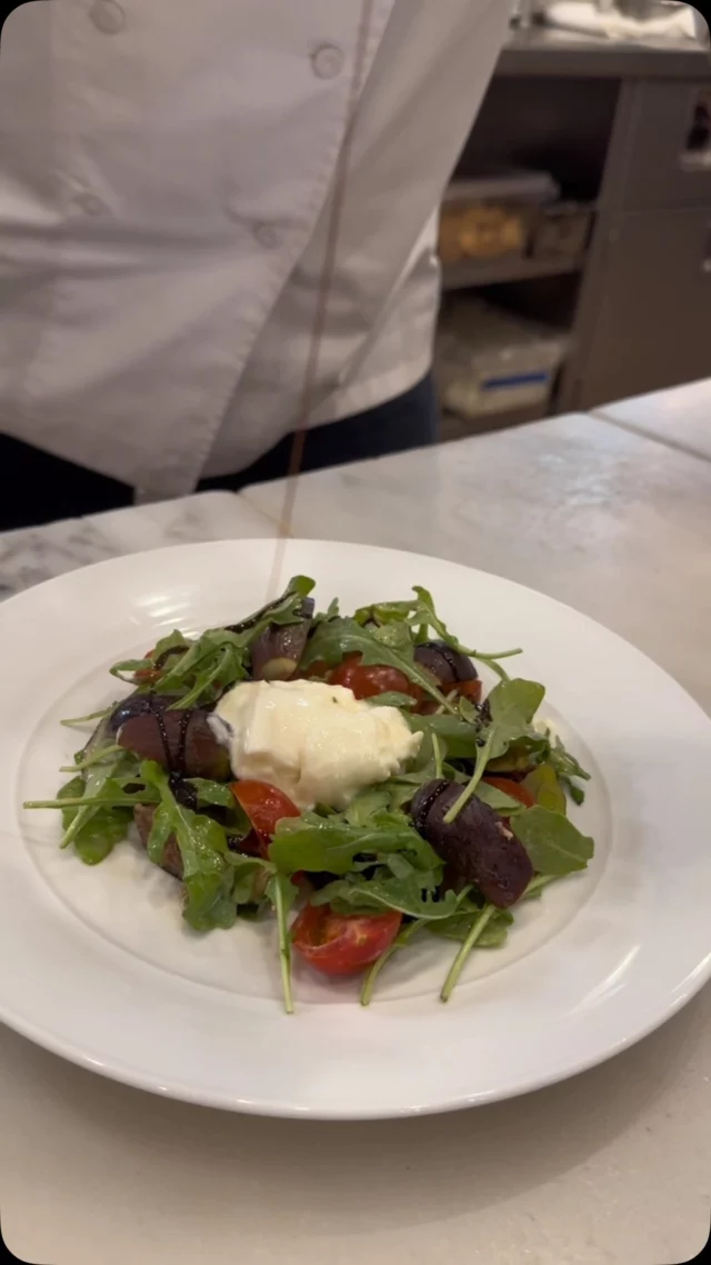 Indulge in this creamy burrata salad with roasted golden beets, figs, arugula, and a hazelnut crunch, all drizzled with Minus 8 vinegar. Want a little extra flare? Chef @kim_canteenwalla recommends adding shaved dark chocolate🤩