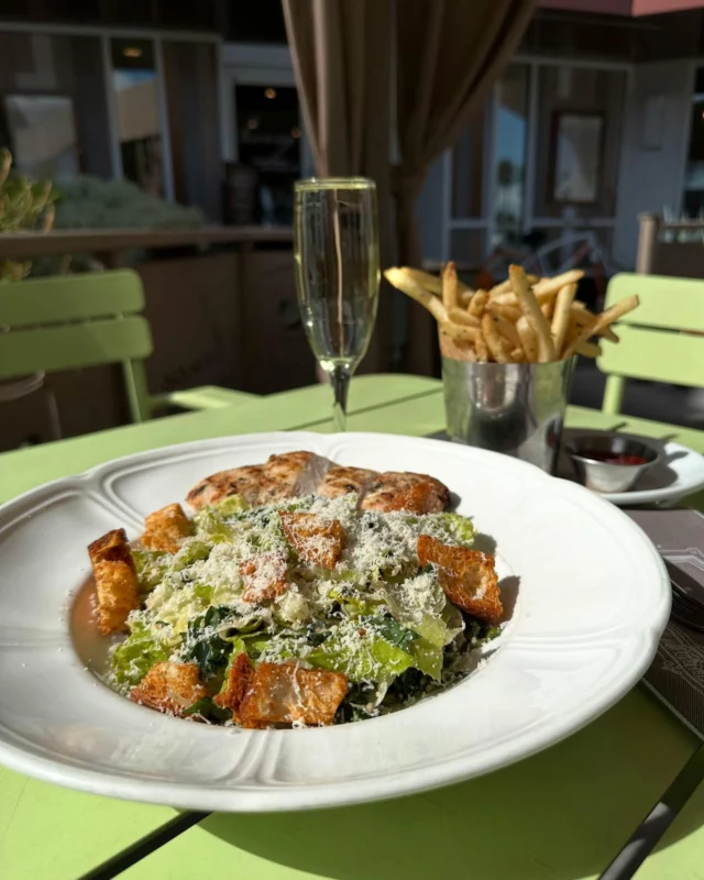 Perfect patio weather feat. girl lunch ✨🥗🥂🍟