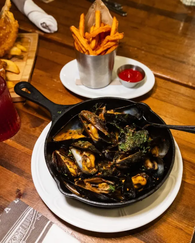 Every Tuesday evening, be sure to treat yourself to Moules Frites.  Savor the tender, flavorful mussels paired with perfectly crisp sweet potato fries. 💚  #honeysalt #honeysaltlv #honeysaltlasvegas #lasvegasdining #vegaseats #locallasvegas #vegasfood #vegasfoodscene #vegasthingstodo #chefstuff #summerspecials