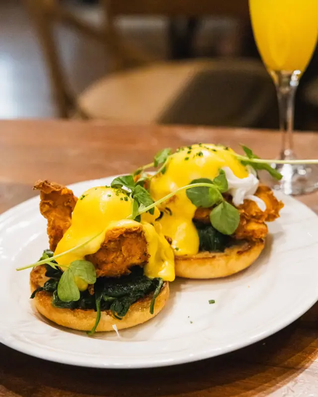 Brunch dreams served just right.🥂  Our Fried Chicken Benedict is a comforting little indulgence with crispy Biloxi fried chicken, soft poached eggs, tender spinach, and silky hollandaise, all nestled on a warm Wolferman’s English muffin.  Golden, cozy, and just the thing for a slow, lovely morning.☀️  #honeysalt #honeysaltlv #honeysaltlasvegas #lasvegasdining #vegaseats #locallasvegas #vegasfood #vegasfoodscene #vegasthingstodo #chefstuff #vegasbrunch