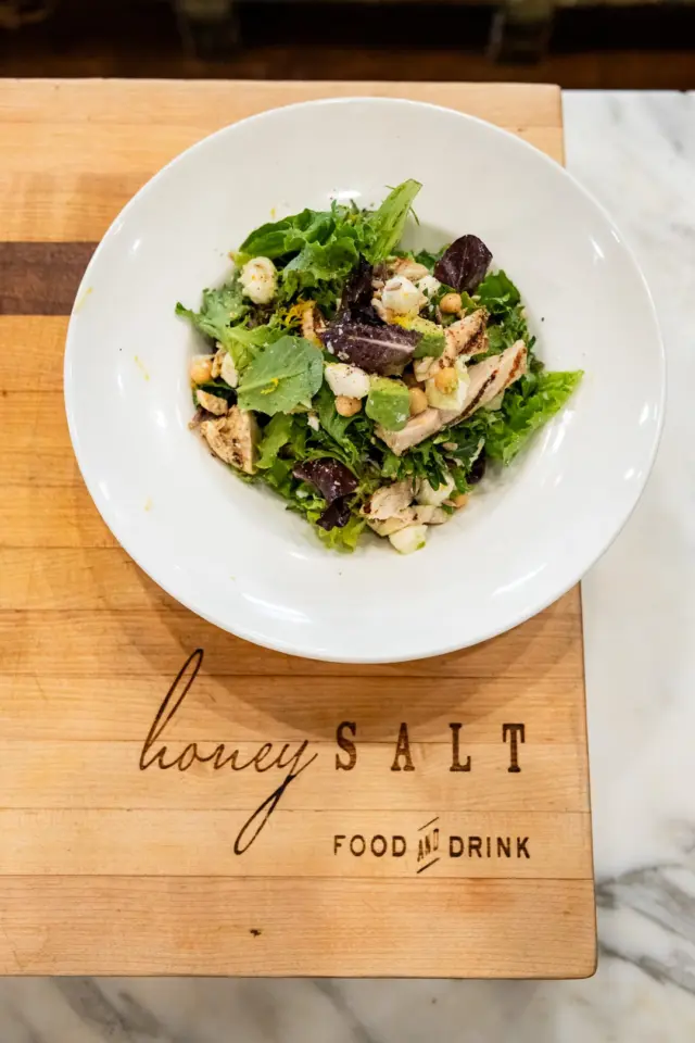 Zestier days start here in the heart of Summerlin. 🍋  Grilled chicken, mozzarella, avocado, lemon vinaigrette, and all the greens you crave. This is the healthy food Vegas craves.
Our Lemon Chicken Salad is farm-to-table fresh and full of flavor. 💚  Secure your reservations today at your favorite neighborhood restaurant.  #honeysalt #honeysaltlv #honeysaltlasvegas #lasvegasdining #vegaseats #locallasvegas #vegasfood #vegasfoodscene #vegasthingstodo #chefstuff #farmtable #farmtottable